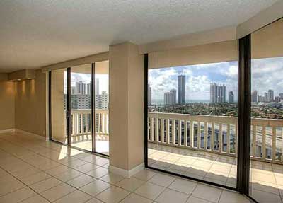 Turnberry Towers Condominiums for Sale and Rent